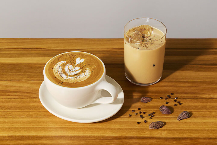 MARK IS みなとみらい ブルーボトルコーヒー みなとみらいカフェ「ブラック カルダモン ラテ(HOT/ICED)」