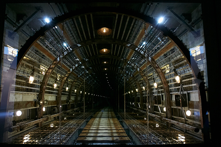 マーク・フスティニアーニ 《トンネル》2016