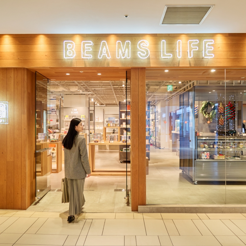 「BEAMS LIFE YOKOHAMA 」へ。ビームス最大規模を誇るエンターテイメント提案型の複合店舗で、1階と2階にわたって様々なブランドやレーベルのアイテムがラインナップ。