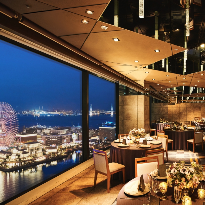 1. 横浜 モノリス