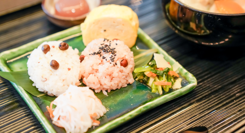 かわいいお赤飯のおむすびセット（一汁おむすび膳）