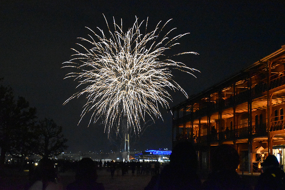 横浜ナイトフラワーズ 横浜赤レンガ倉庫から観る花火