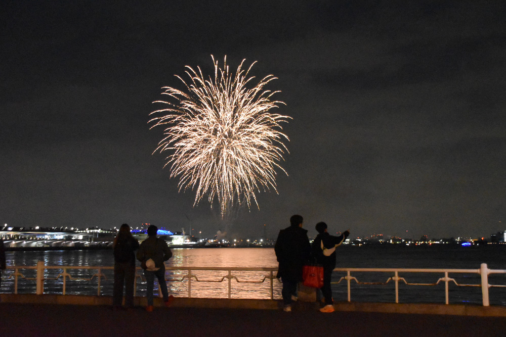横浜ナイトフラワーズ 山下公園から観る花火