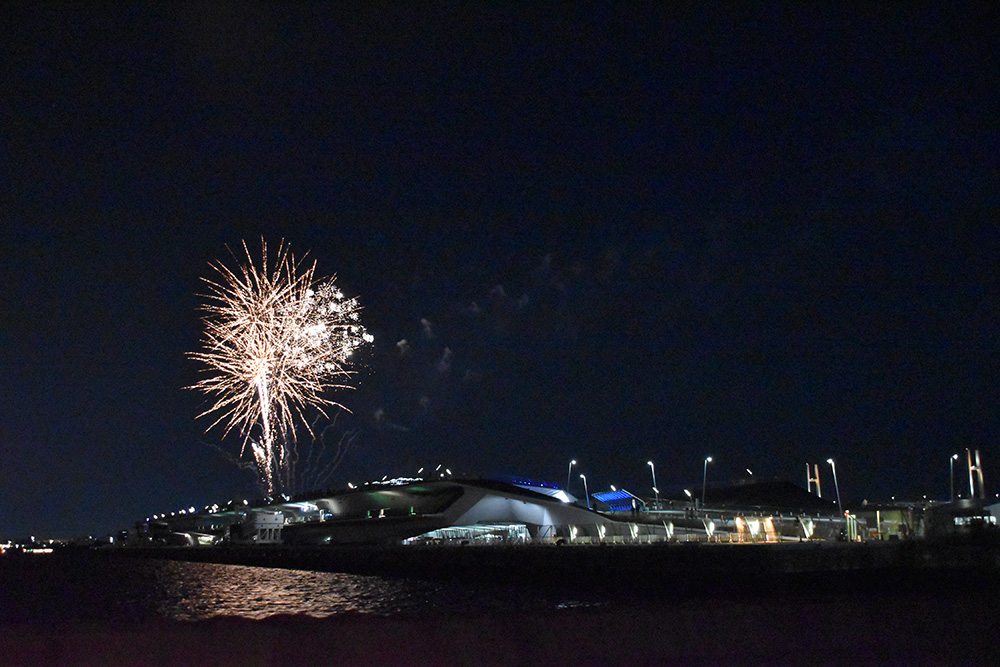 横浜ナイトフラワーズ 象の鼻パークから観る花火
