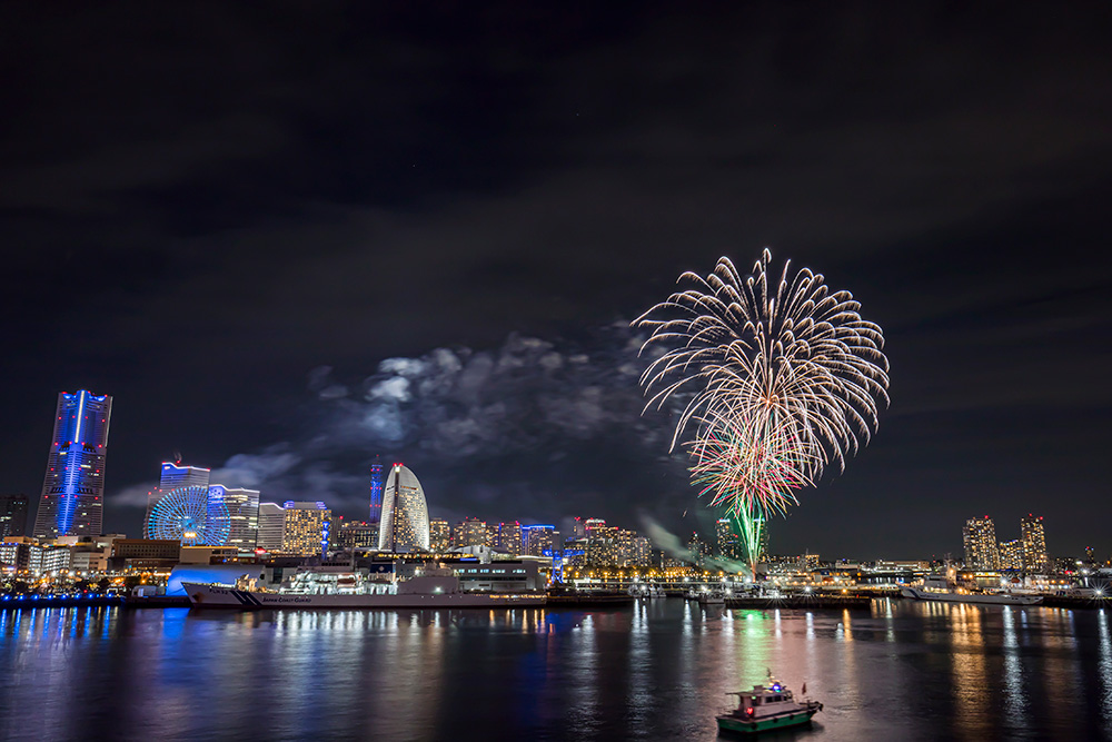 横浜ナイトフラワーズ 大さん橋から観る花火