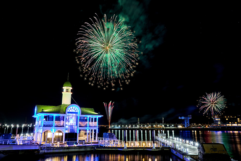 横浜ナイトフラワーズ ぷかりさん橋から観る花火
